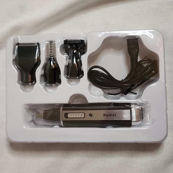 Four Piece Professional Grooming and Facial Cleansing System Set - Picture 16 of 17